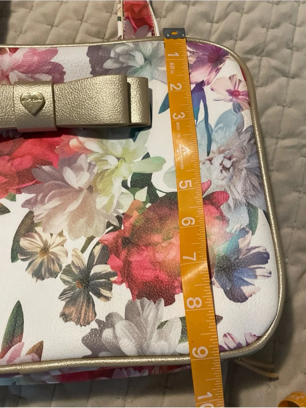 Lg BETSEY JOHNSON White Floral Cosmetic Bag with Gold Bow Accent new without tag